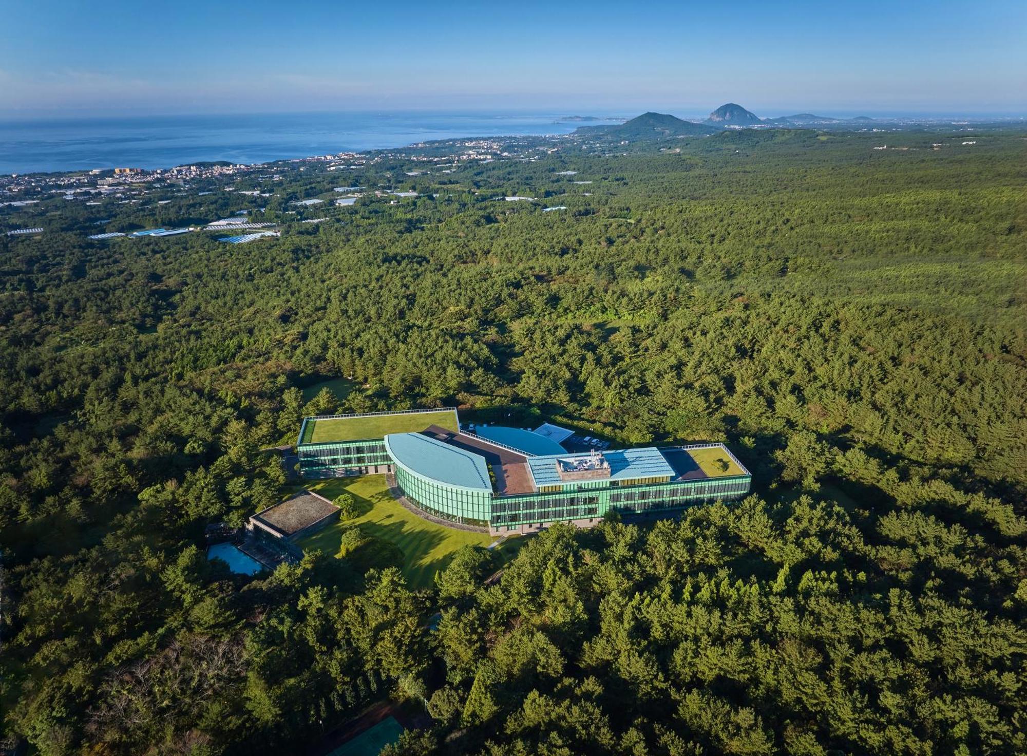 We Hotel Jeju Сеогвипо Екстериор снимка