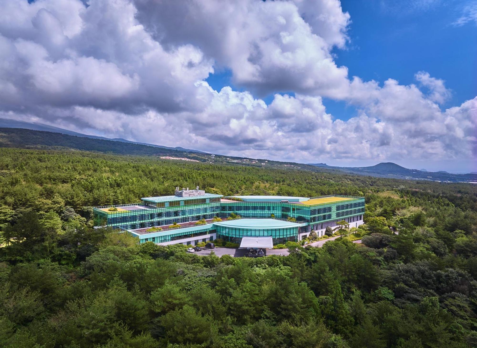 We Hotel Jeju Сеогвипо Екстериор снимка